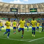Brasilian maajoukkueen pelaajia keltaisissa paidoissa lämmittelemässä ennen ottelua