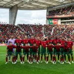 Portugalin maajoukkueen pelaajia punaisissa paidoissa ryhmäkuvassa kentällä