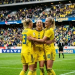 Ruotsin maajoukkueen pelaajat juhlimassa maalia keltaisissa paidoissa
